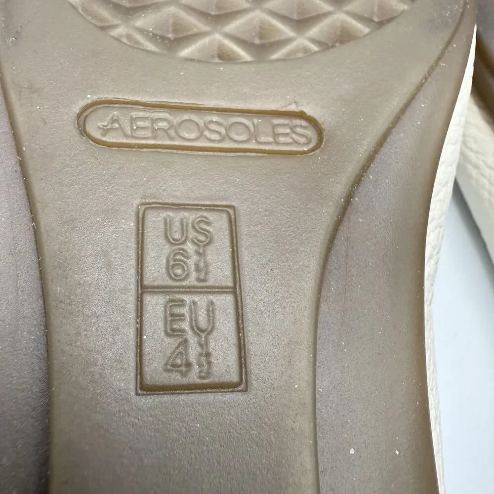 Aerosoles Big Bet Cream Loafers Ballet Flats Gold Buckle Sz 6 1/2 M Comfortable